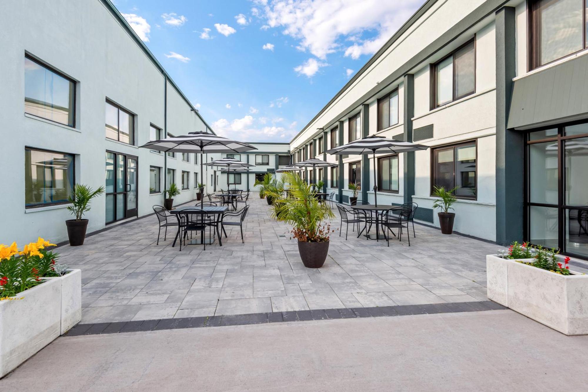 Hometowne Studios By Red Roof & Conference Center Cortland Eksteriør bilde