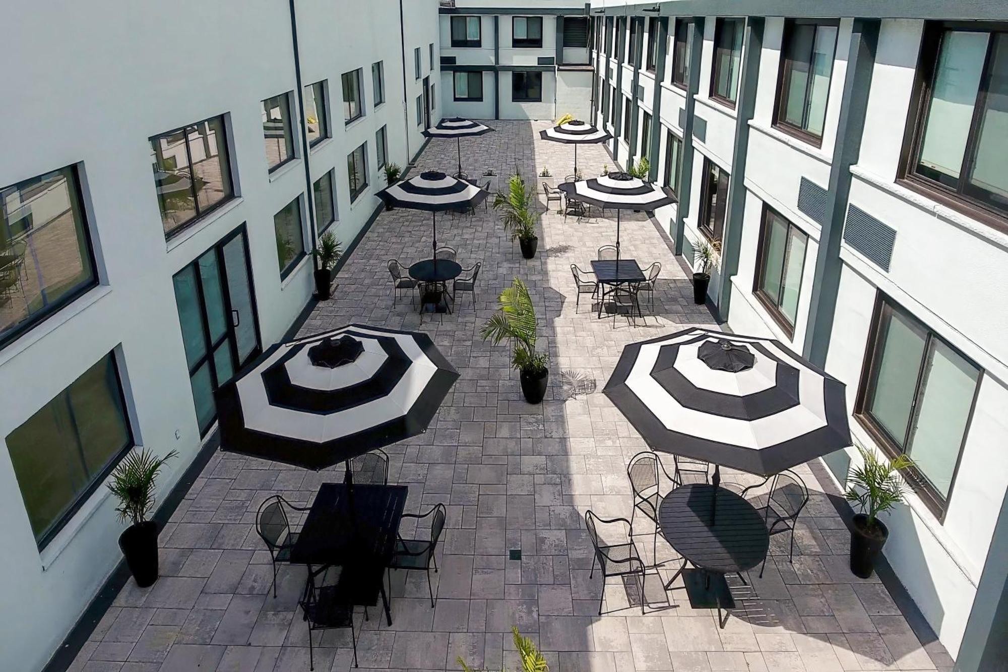 Hometowne Studios By Red Roof & Conference Center Cortland Eksteriør bilde